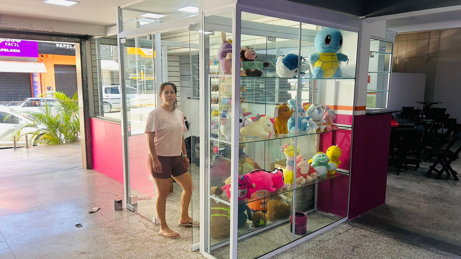 Proprietária na frente da loja